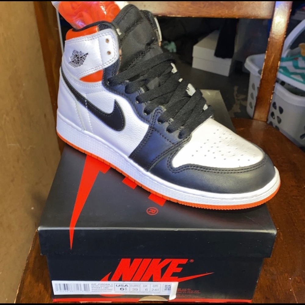 Air Jordan 1 Retro High OG ELECTRO ORANGE SIZE 6.5 GS ONLY WORN ONCE FOR VIDEO!!